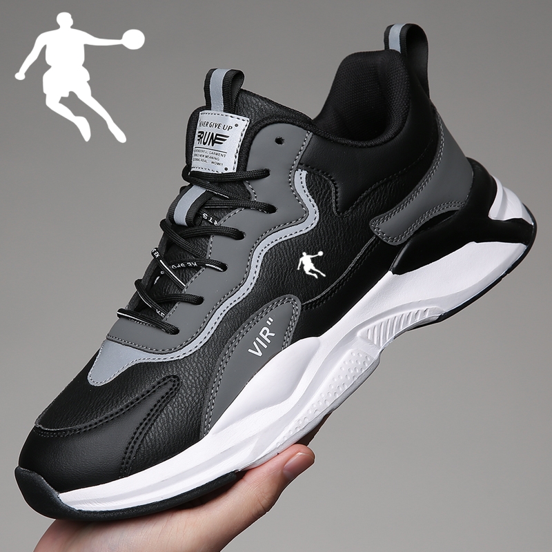 乔丹男鞋运动鞋秋冬季2023新款皮面防水跑步鞋软底加绒保暖休闲鞋