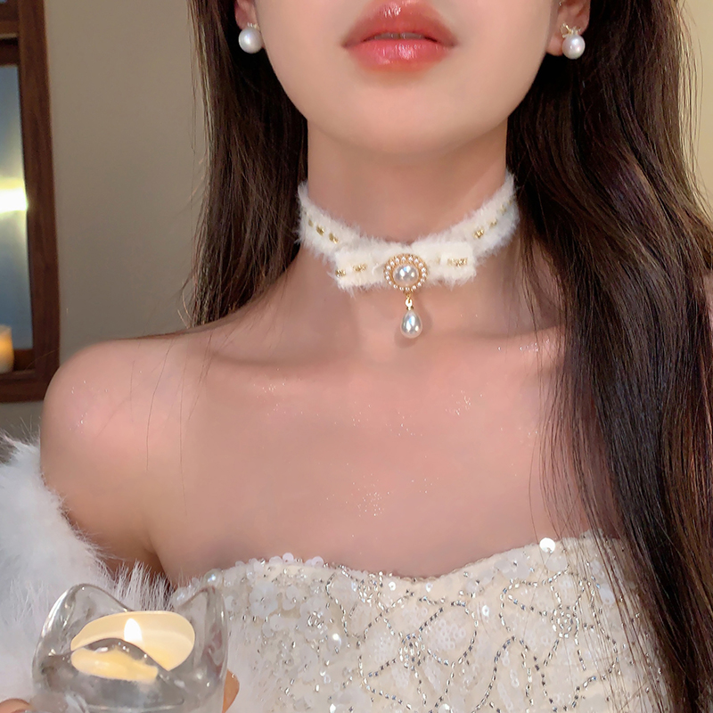 铜合金布艺项链 秋冬毛绒蝴蝶结珠珠项链女颈链轻奢小众高级项圈