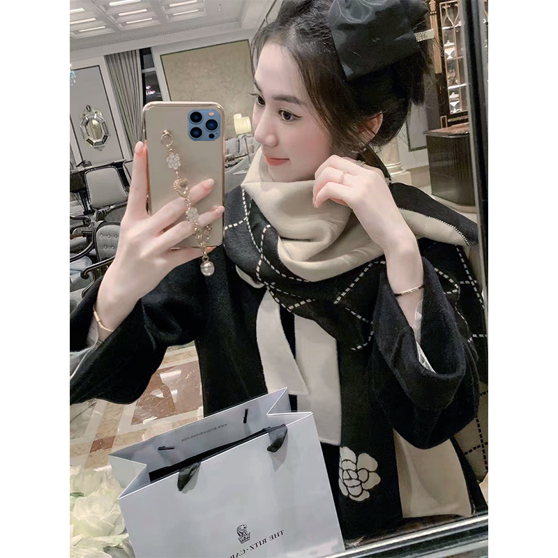 山茶花羊绒格子围巾女士秋冬季百搭个性高级感保暖披肩围脖韩系