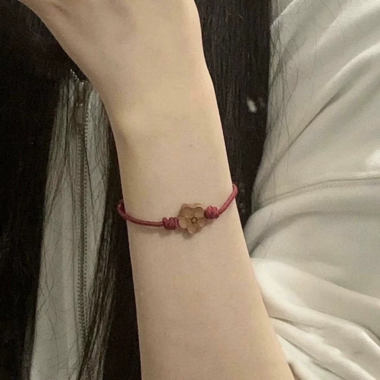 热卖爆款桃木雕刻梅花红绳手绳手工绳编织百搭幸运手绳送闺蜜礼物