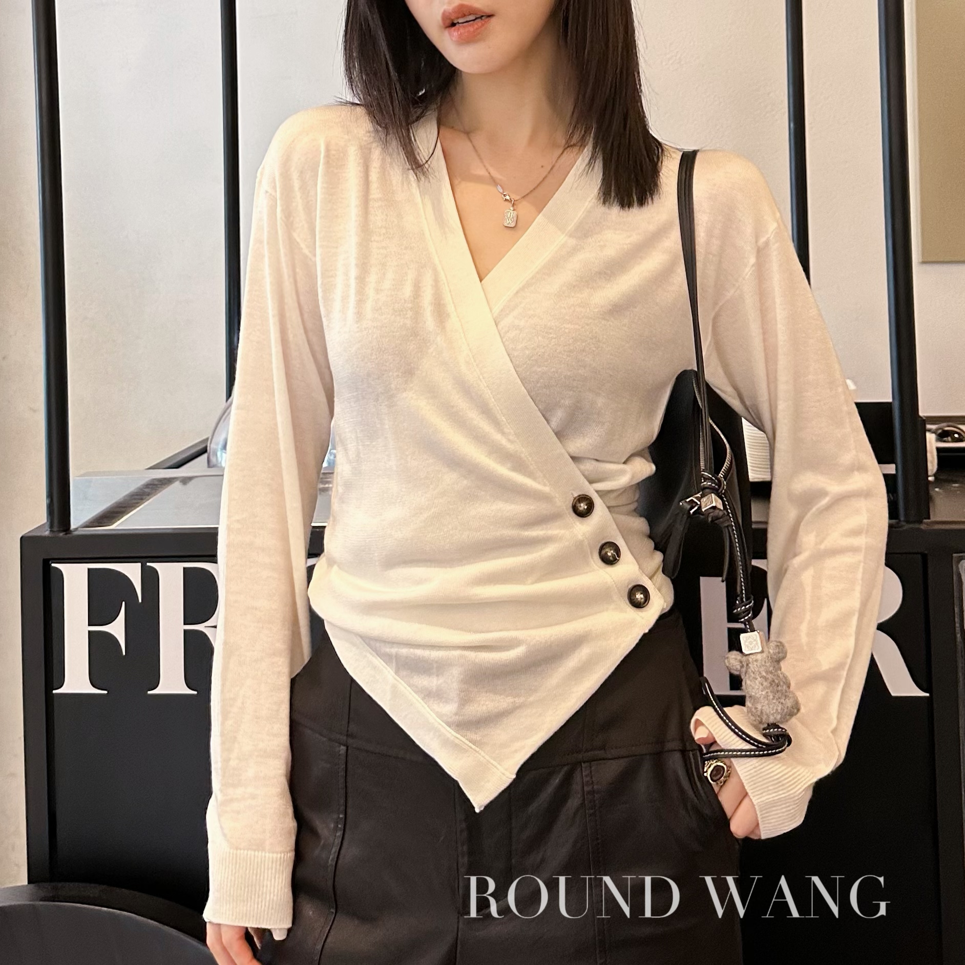 王嬛嬛气质女神黑白燕麦侧三扣开衫 F23D010显瘦针织长袖设计感