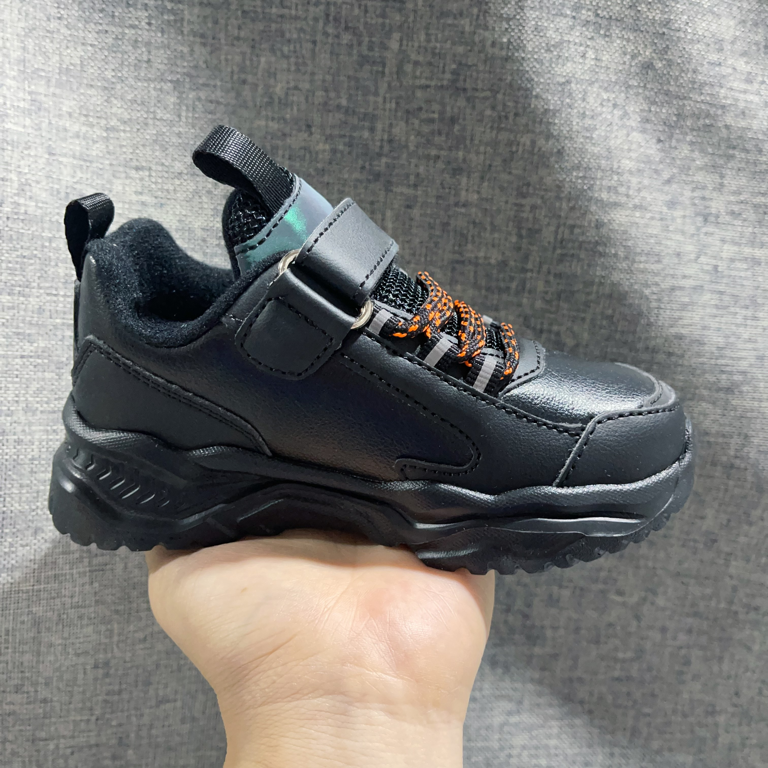 百丽  黑色 毛巾绒儿童休闲运动鞋320552/305039 (新库A1）1月23