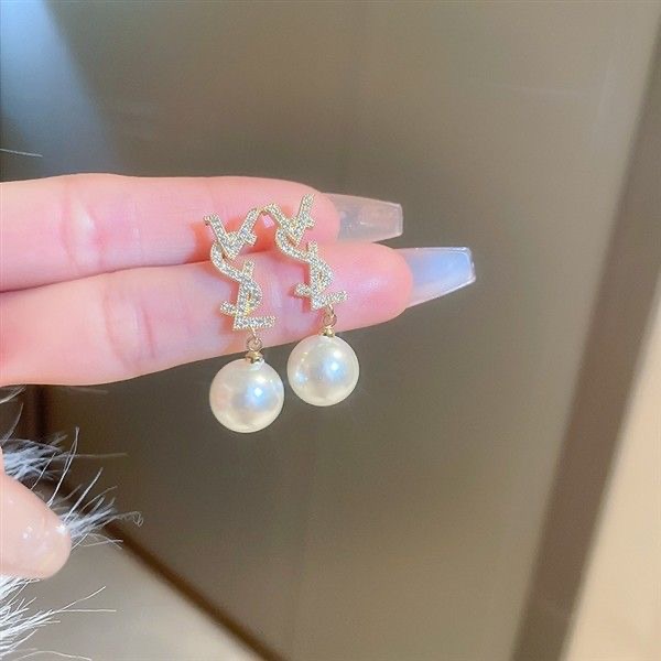 88164高级感精美满钻名媛字母耳环