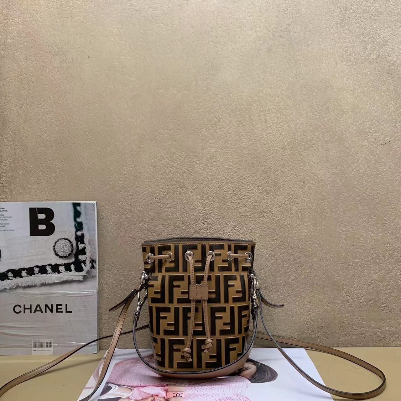 95新  壹臻中古/fendi 老花抽绳水桶 54262255
