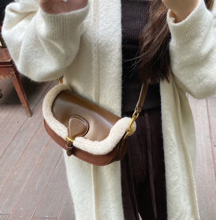 新款毛毛马鞍包包2023新款小众设计单肩斜跨包复古马鞍包斜挎包女