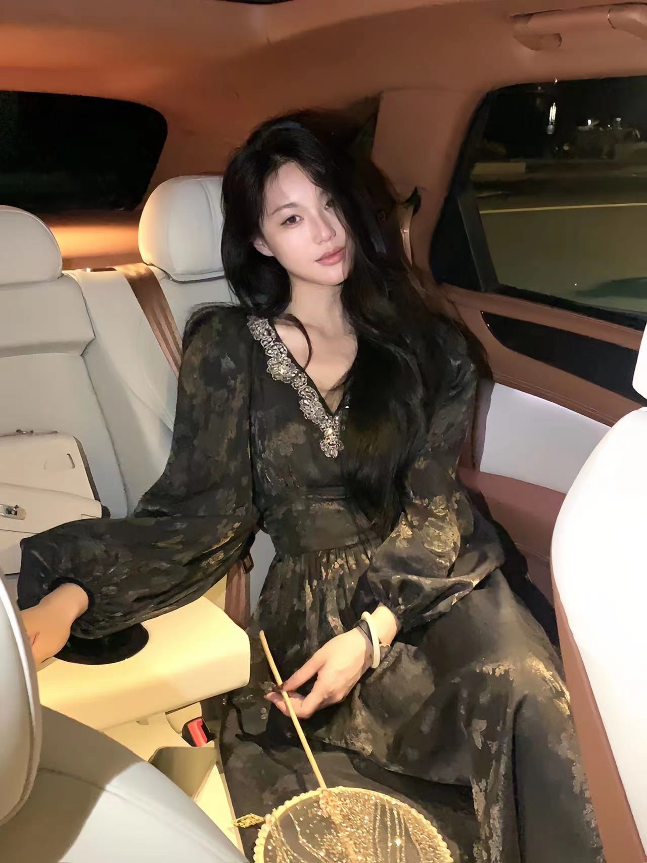 中式高级感丝绒连衣裙女秋冬新款赫本裙子贵气千金风v领显瘦长裙