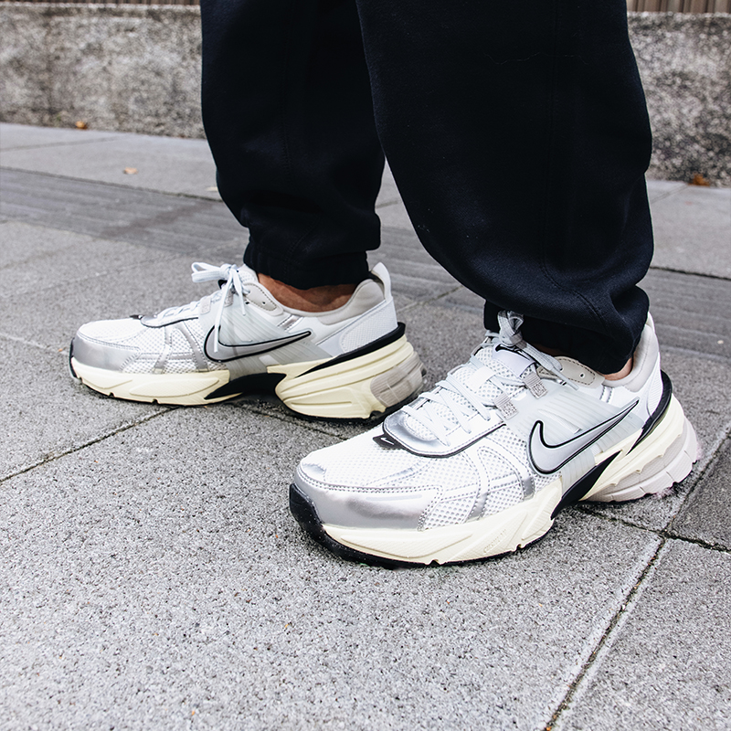 预Nike耐克女款运动鞋 V2K RUN低帮网眼运动跑步鞋  FD0736-100