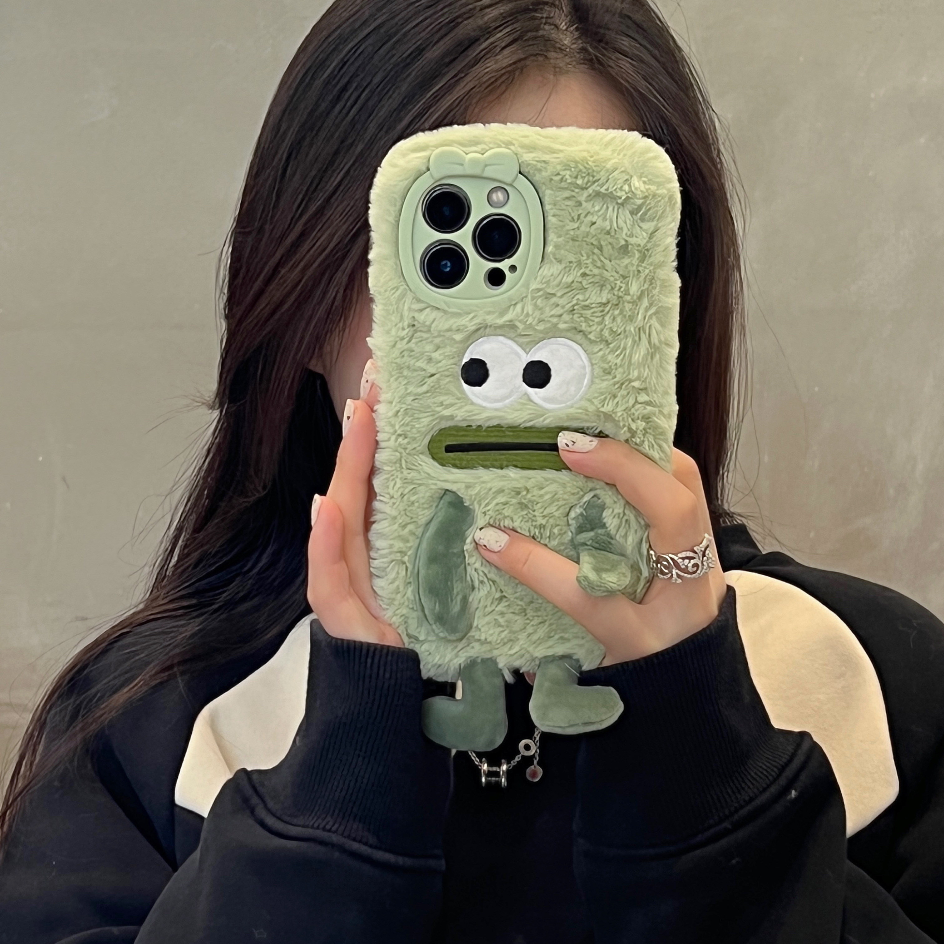 趣味搞怪小丑绿秋冬毛绒手机壳适用苹果15promax防摔iPhone14Pro