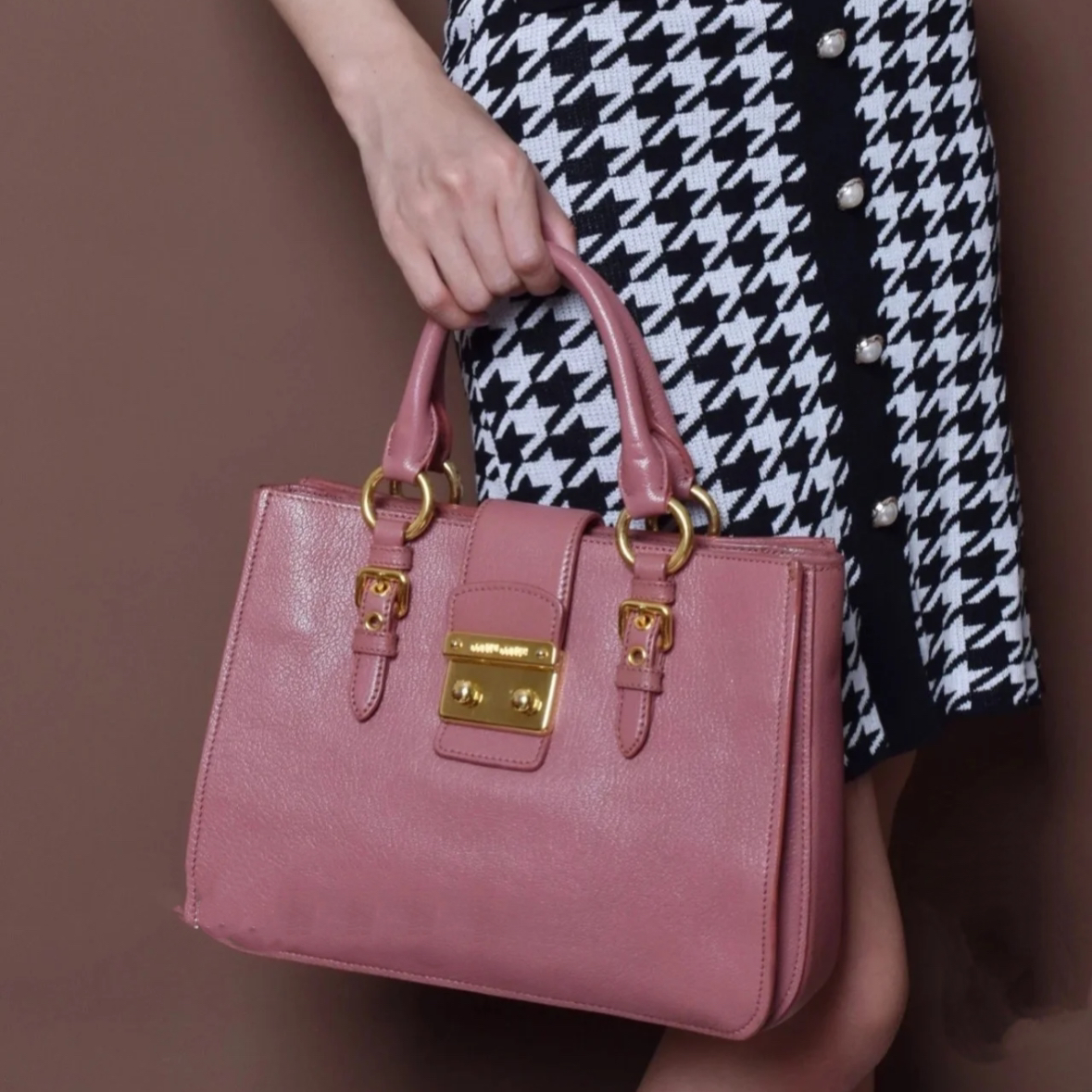 95新 MIU MIU/缪缪 9572 粉色金扣手提包tote时尚休闲百搭简约