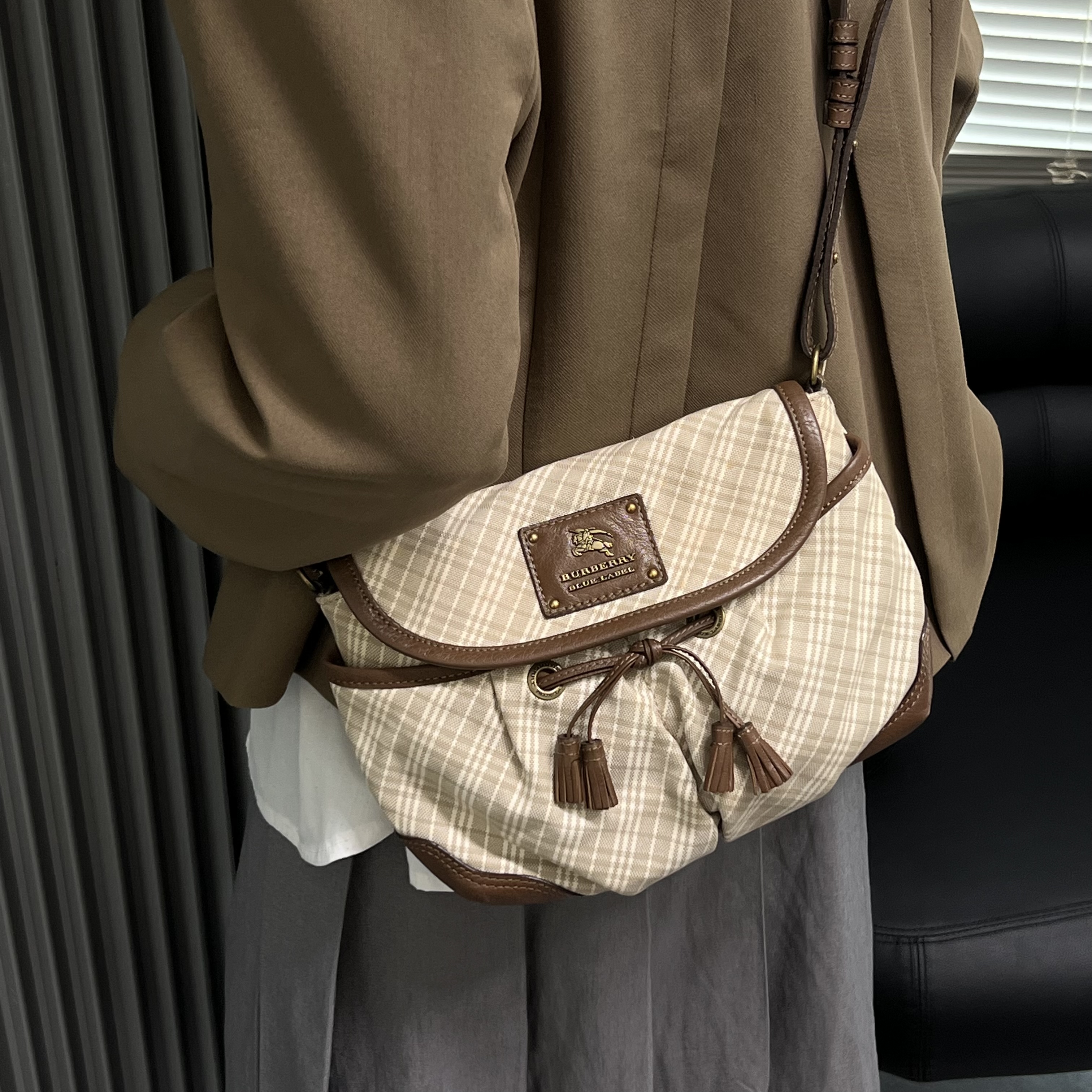 95新 BURBERRY/博柏利 8170 BURBERRY棕色战马标格纹翻盖斜挎包