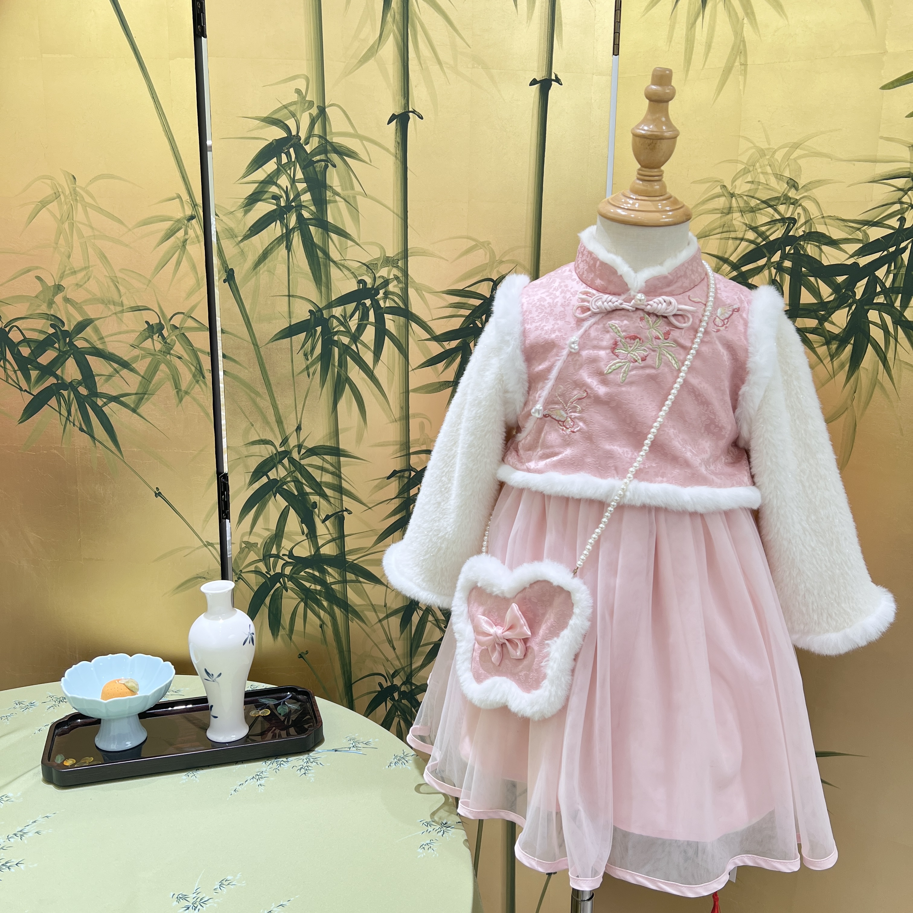 XYGW-6197- 儿童国风粉蝴蝶刺绣马甲裙套装（冬款年服）带包包