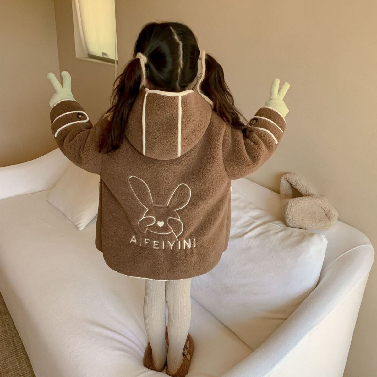《现货》2023兔子绣花羊角扣大衣女童韩版冬装外洋气加绒加厚潮套
