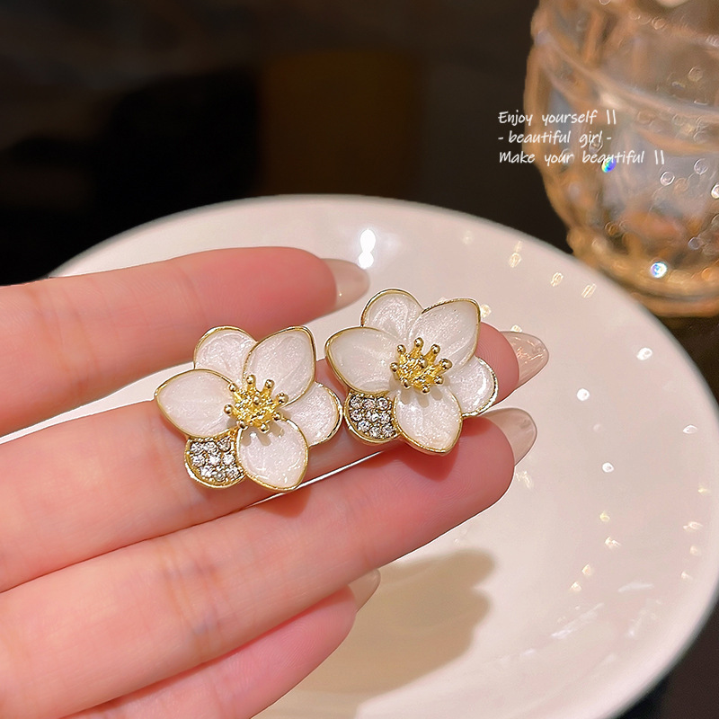 合金耳饰 小香风白色花瓣耳环女小众设计感耳饰女森系百搭耳钉