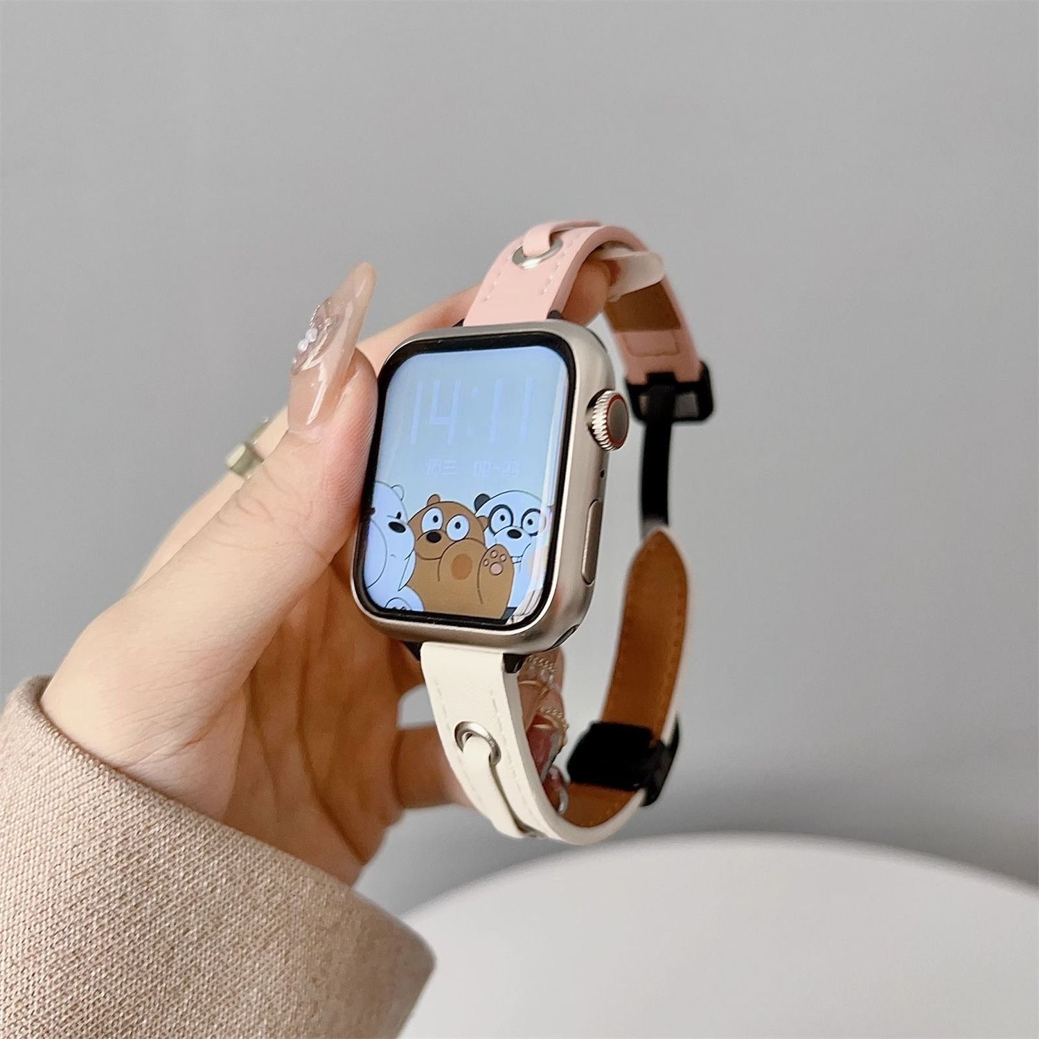 适用苹果iwatch9佩戴applewatch8/7/6/5/4/3/2/1se真皮磁吸扣腕带