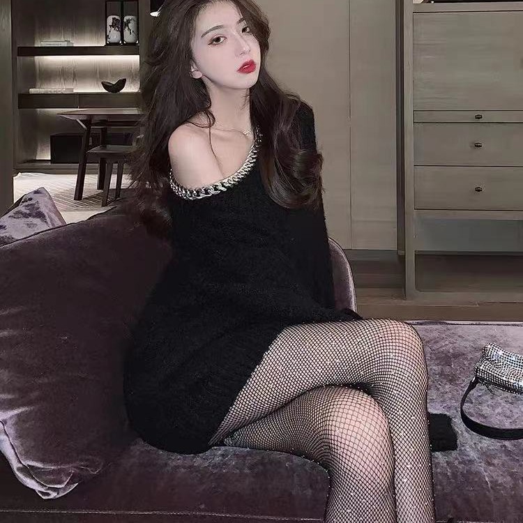 辣妹风一字肩链条毛衣