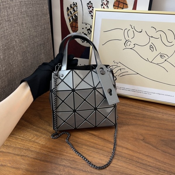 95新 三宅一生 中性 单肩包 如图 DBW  30 AAE
