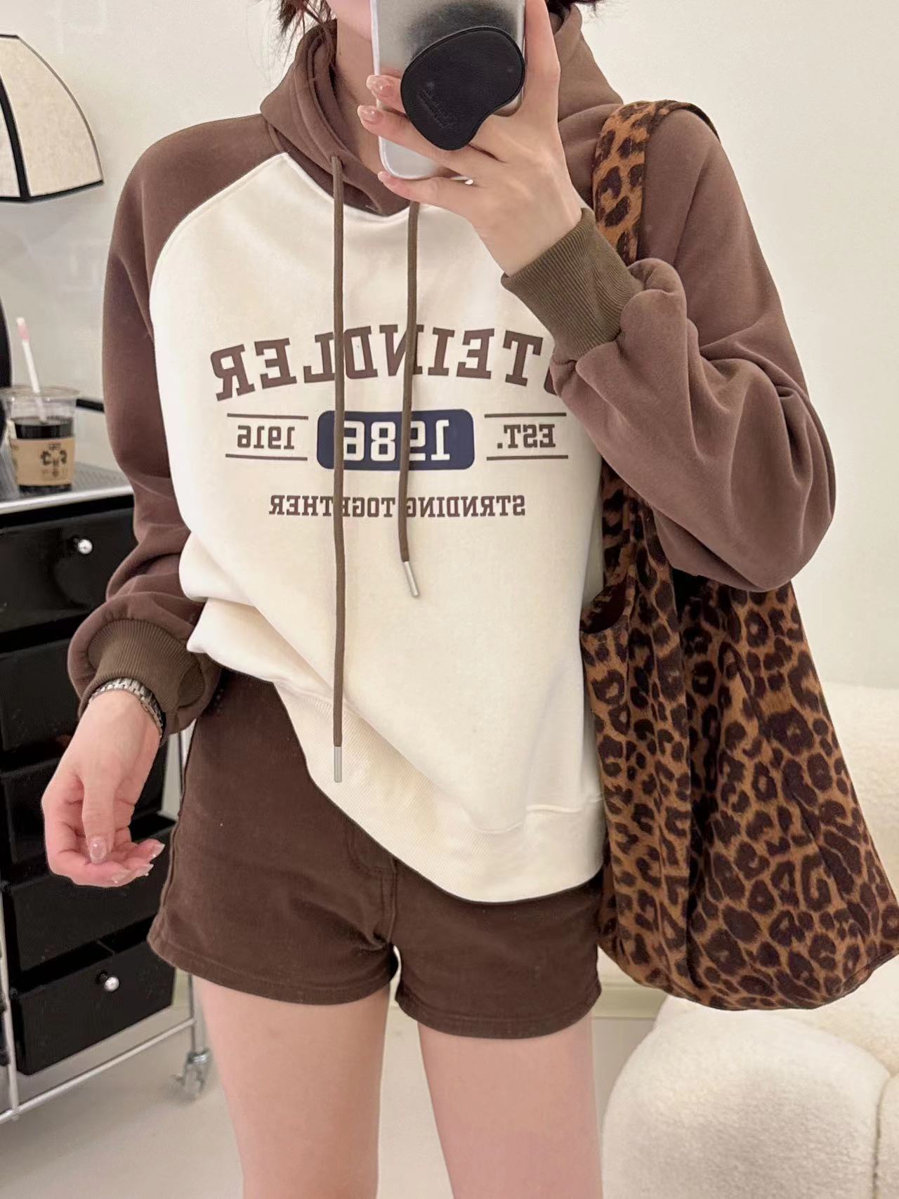 晴晴家-「外贸原单」宝藏衣橱多排字母带帽卫衣013