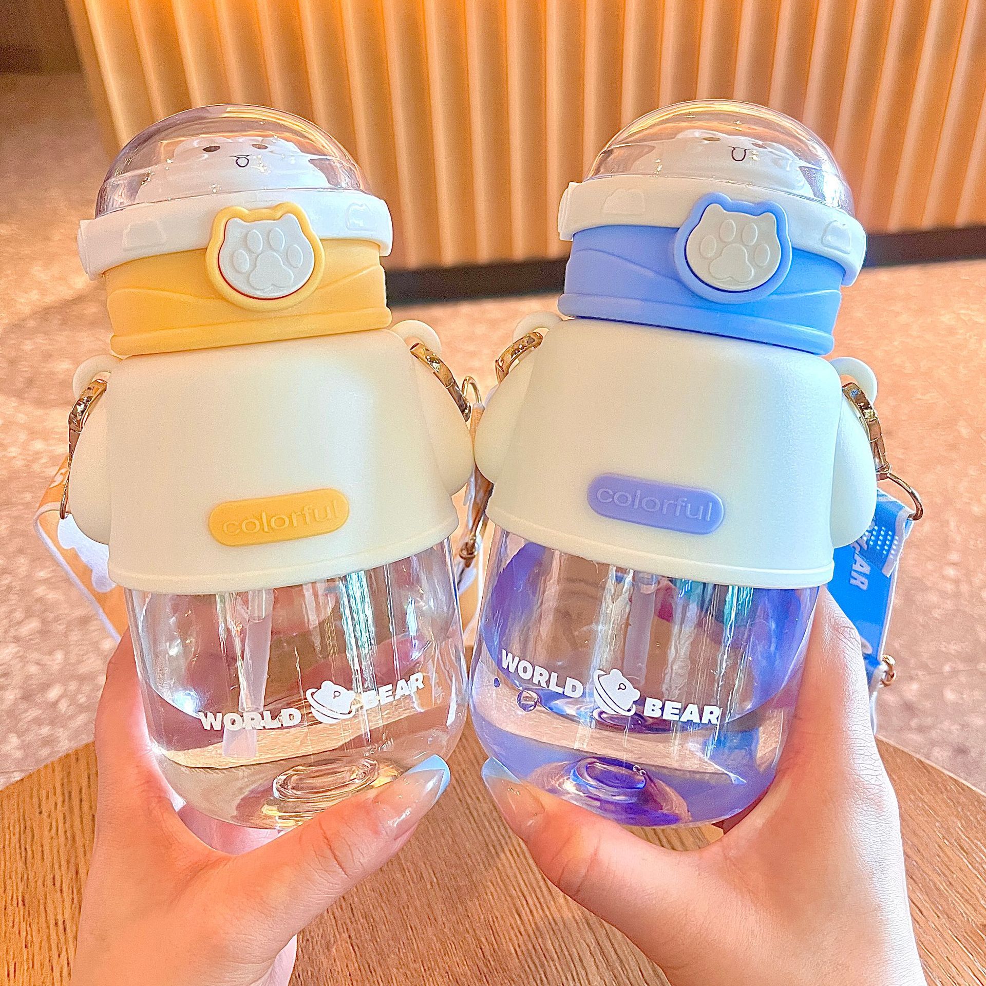 可爱便携大容量塑料杯高颜值学生运动水杯宇航熊儿童吸管杯带背带