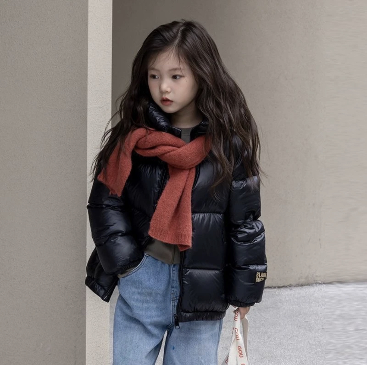 儿童羽绒服外套男女童连帽洋气百搭韩版潮外套。