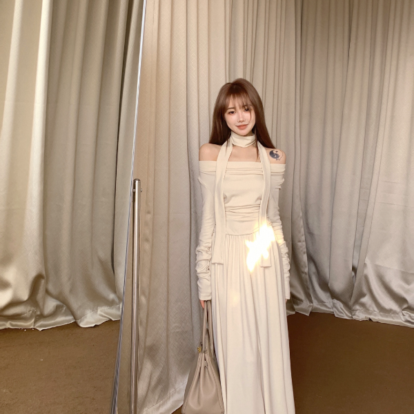 九亿~气质高级感一字肩挂脖飘带长袖针织褶皱内搭打底长裙连衣裙