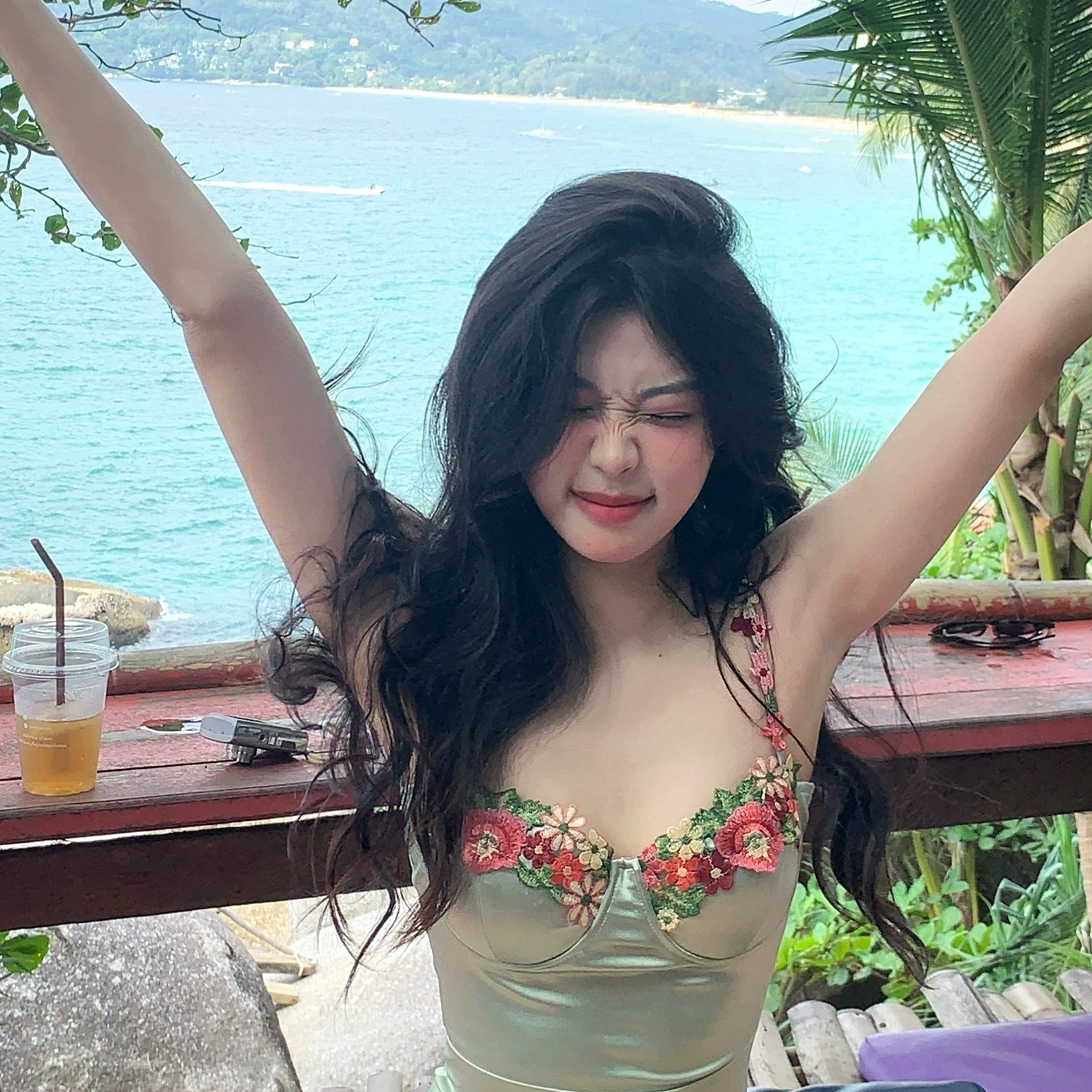 DRESS美式辣妹绿色花朵刺绣吊带连衣裙女夏季多巴胺收腰显瘦A字裙