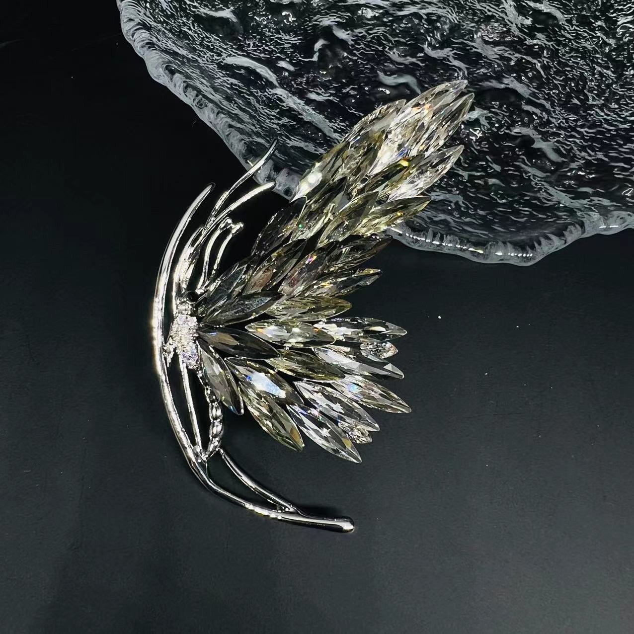 铜合金合成锆石胸针 5225灰色翩翩起舞大蝴蝶-胸针XC05225D021