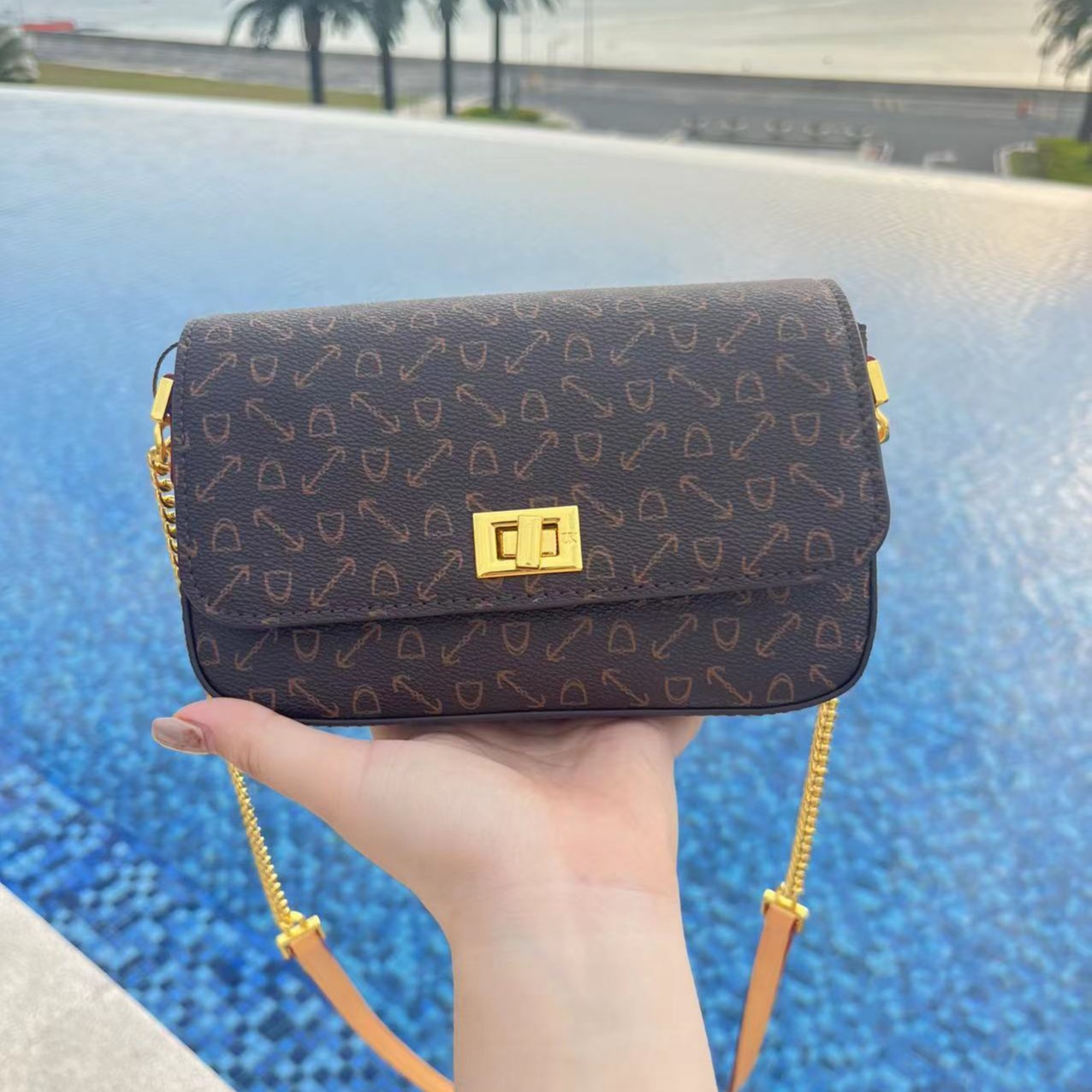 【URICK】X 高奢2023斜跨麻将包翻盖小方包咖色A91037时尚五金女孩