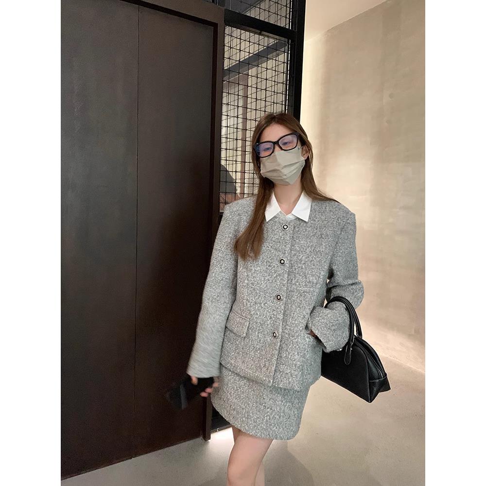 乌77早秋装搭配一整套拼接衬衫领圈圈毛外套高腰包臀裙小香风套装