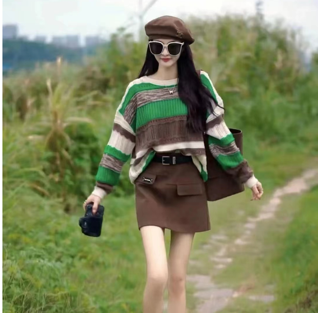 2023年秋季新款套头洋气撞色圆领条纹长袖宽松针织毛衣+a字短裙