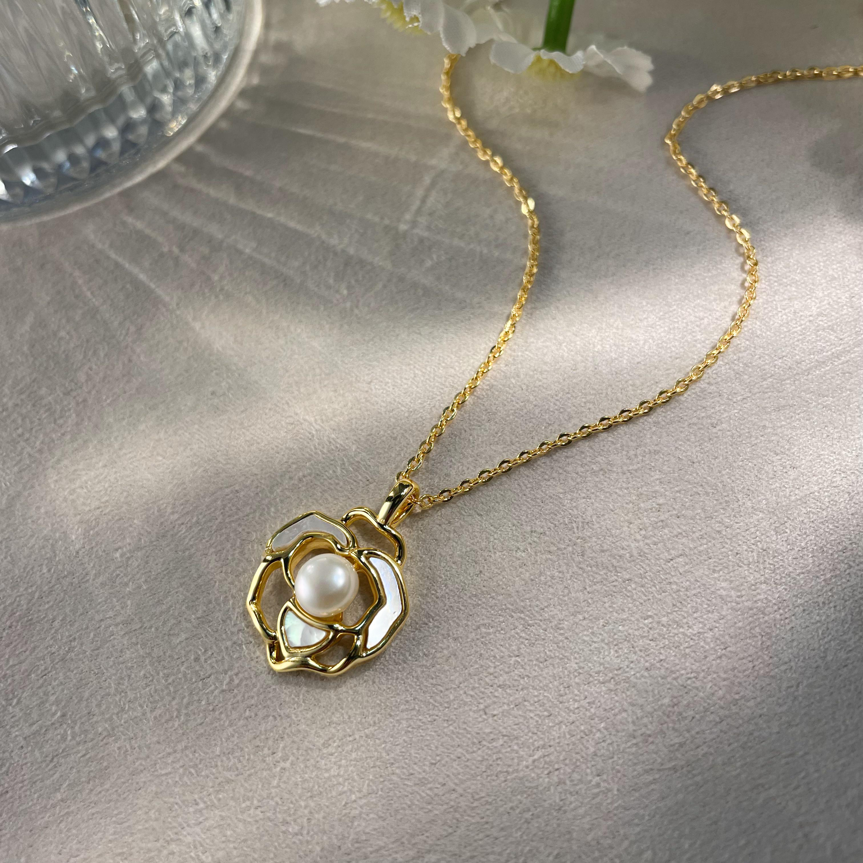 铜合金仿珍珠吊坠 z72中古简约气质山茶花白色优雅坠链项链吊坠