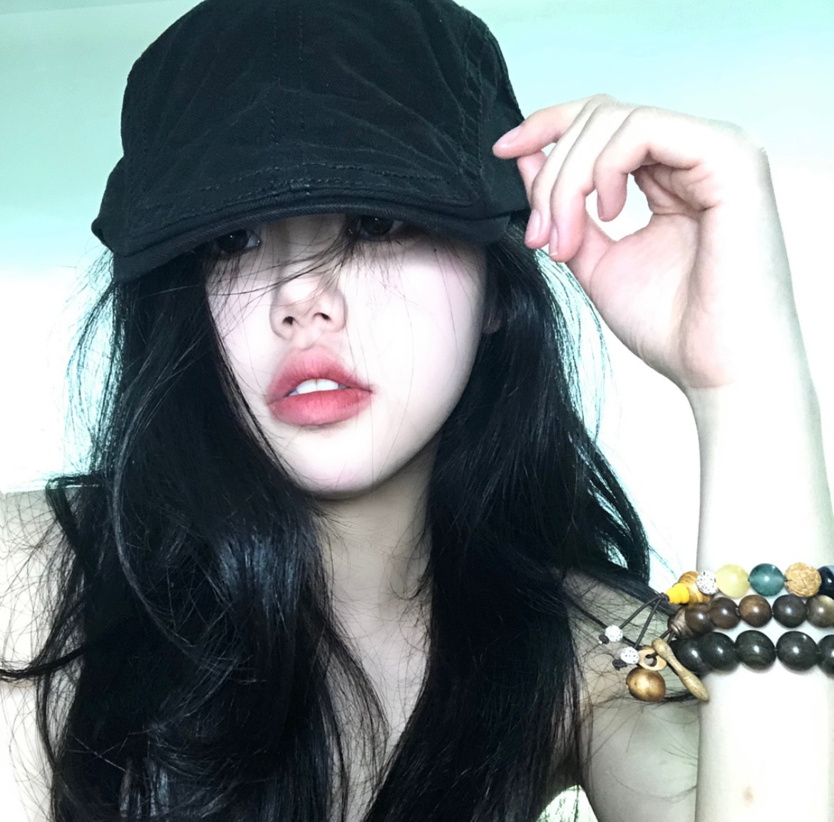 小众英伦复古日系显脸小鸭舌前进帽黑色光面净版加宽加深弯檐帽子