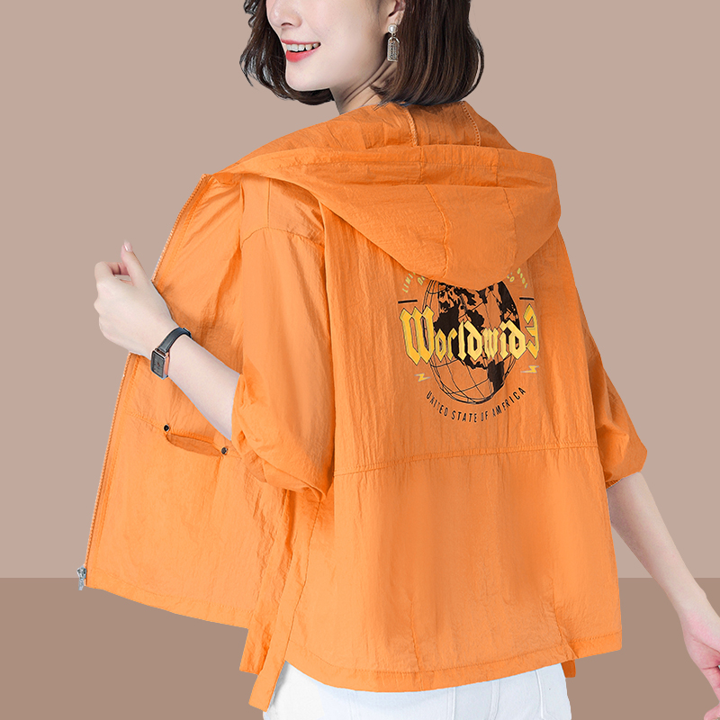 防晒衣服女士夏2023新款开衫短款薄外套休闲户外透气中年妈妈大码