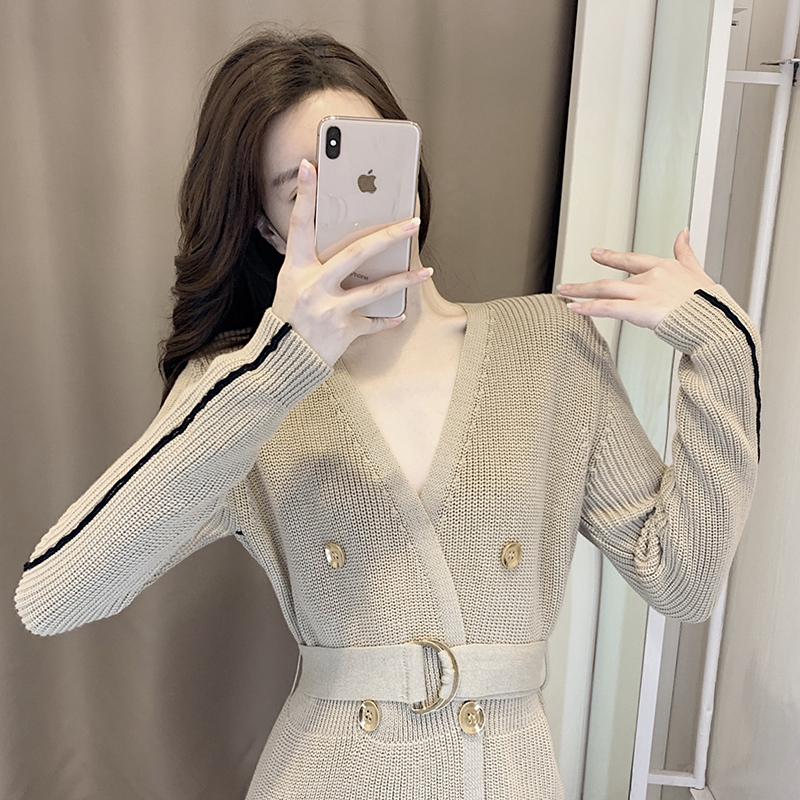 高级感超好洋气时尚v领长袖设计感针织连衣裙2023年冬季新款女装