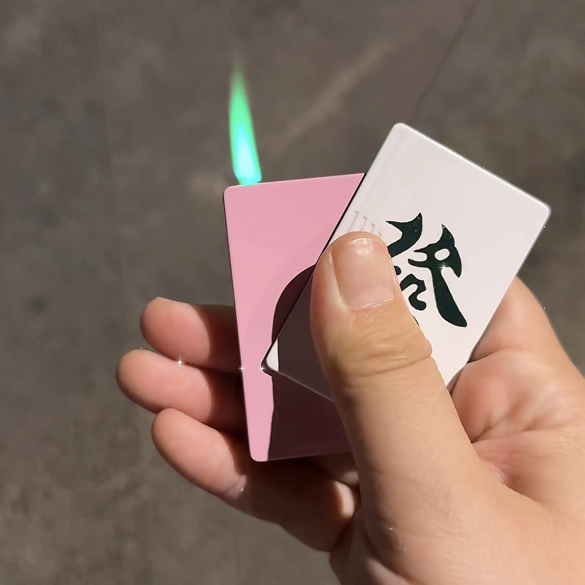 新款粉色麻将卡通防风绿焰打火机创意高颜值ins男朋友礼物个性