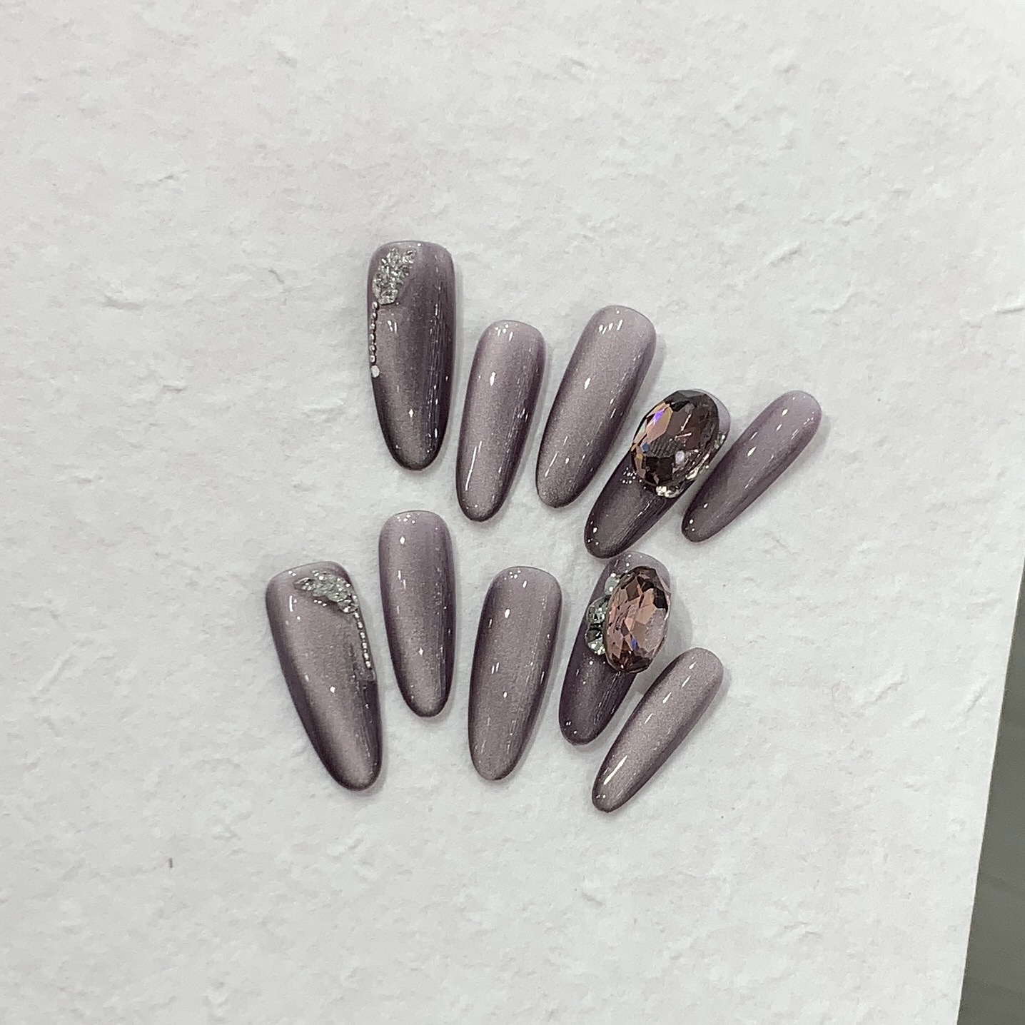 <冰冻葡萄>Iris纯手工光疗穿戴甲 深秋简约侧光猫眼麦穗紫色美甲