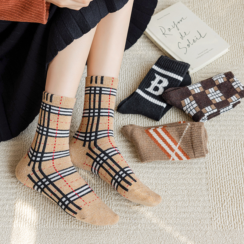 冬季羊毛袜子女中筒长袜厚款保暖潮流复古加厚加绒时尚格子毛绒袜