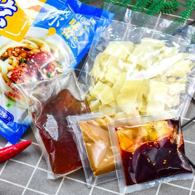 东北凉皮带料包灵魂芝麻酱网红干面皮免煮酸甜辣口感方便速食凉拌