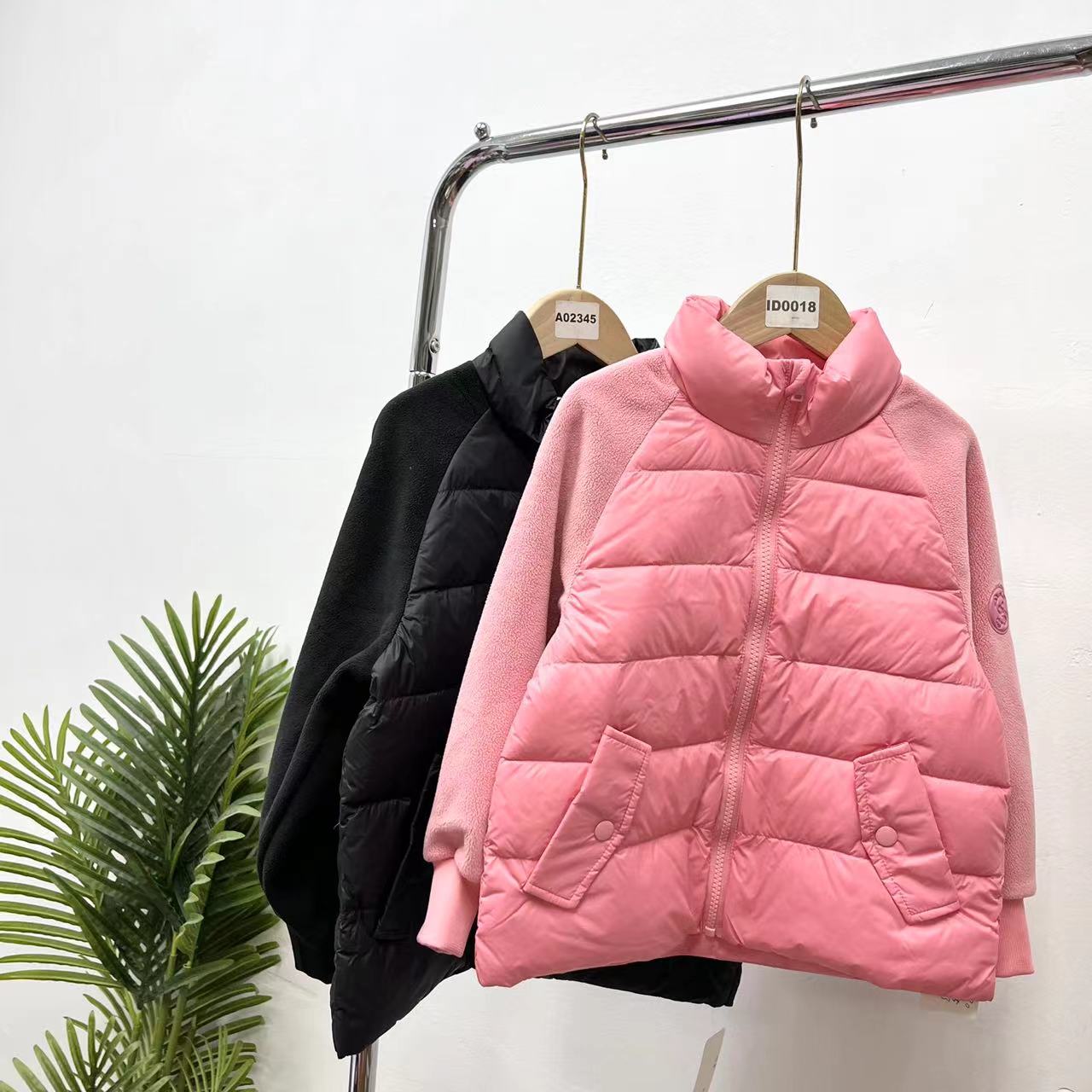6708-一款两色摇粒绒拼接卡通小熊圆标装饰羽绒服