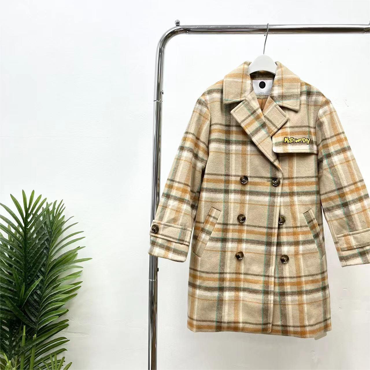 6817-卡其色格纹字母刺绣羊毛大衣