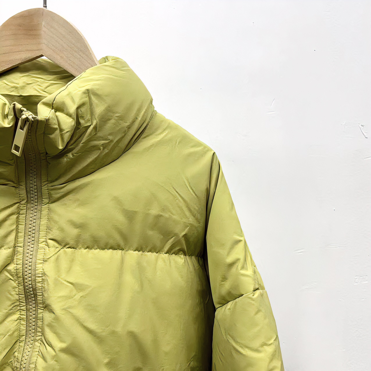 7685-黄绿色立领宽松保暖羽绒服