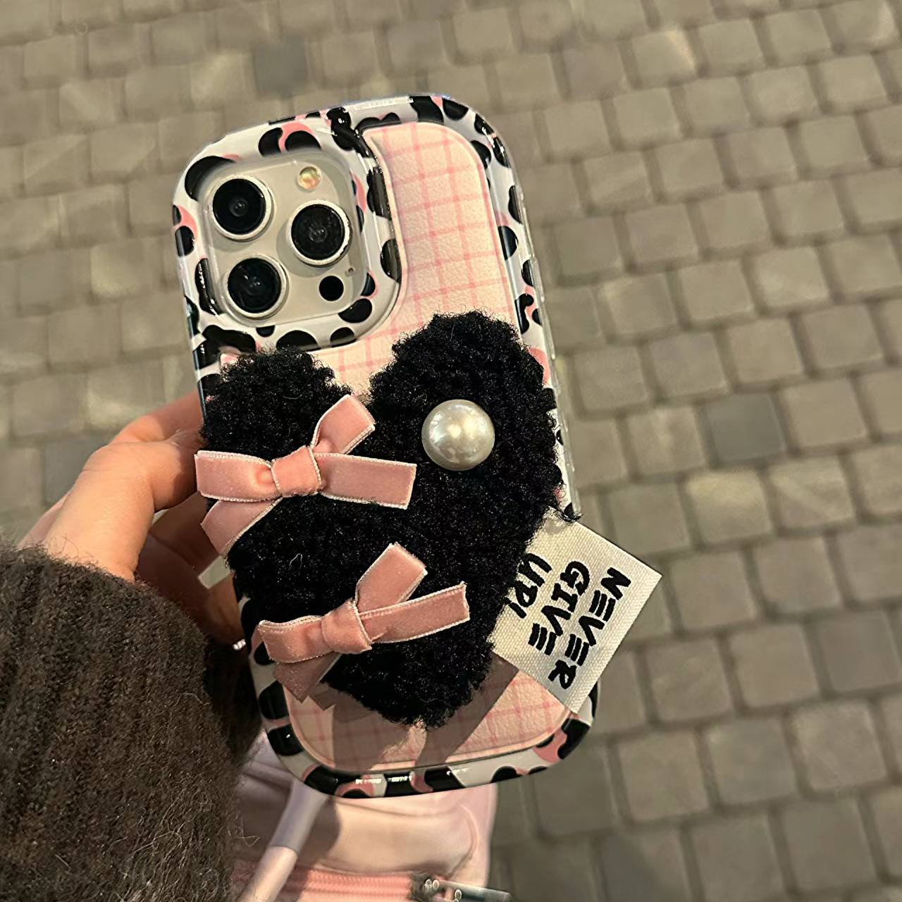 ins可爱牛奶边格纹毛绒爱心皮质壳适用于iPhone15pro手机壳防摔女