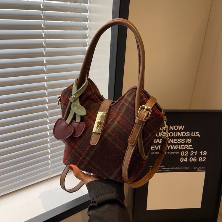 2023新款小众设计单肩斜挎包高级感女士手提水桶包8619
