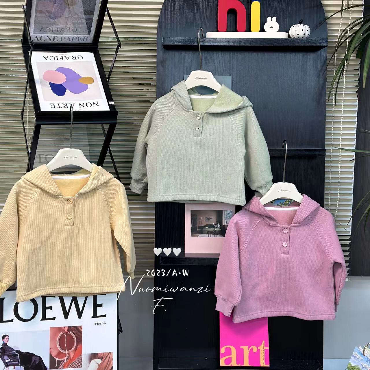 丸子十0274-【23年冬款】儿童纯色加绒连帽两粒扣卫衣-糯米