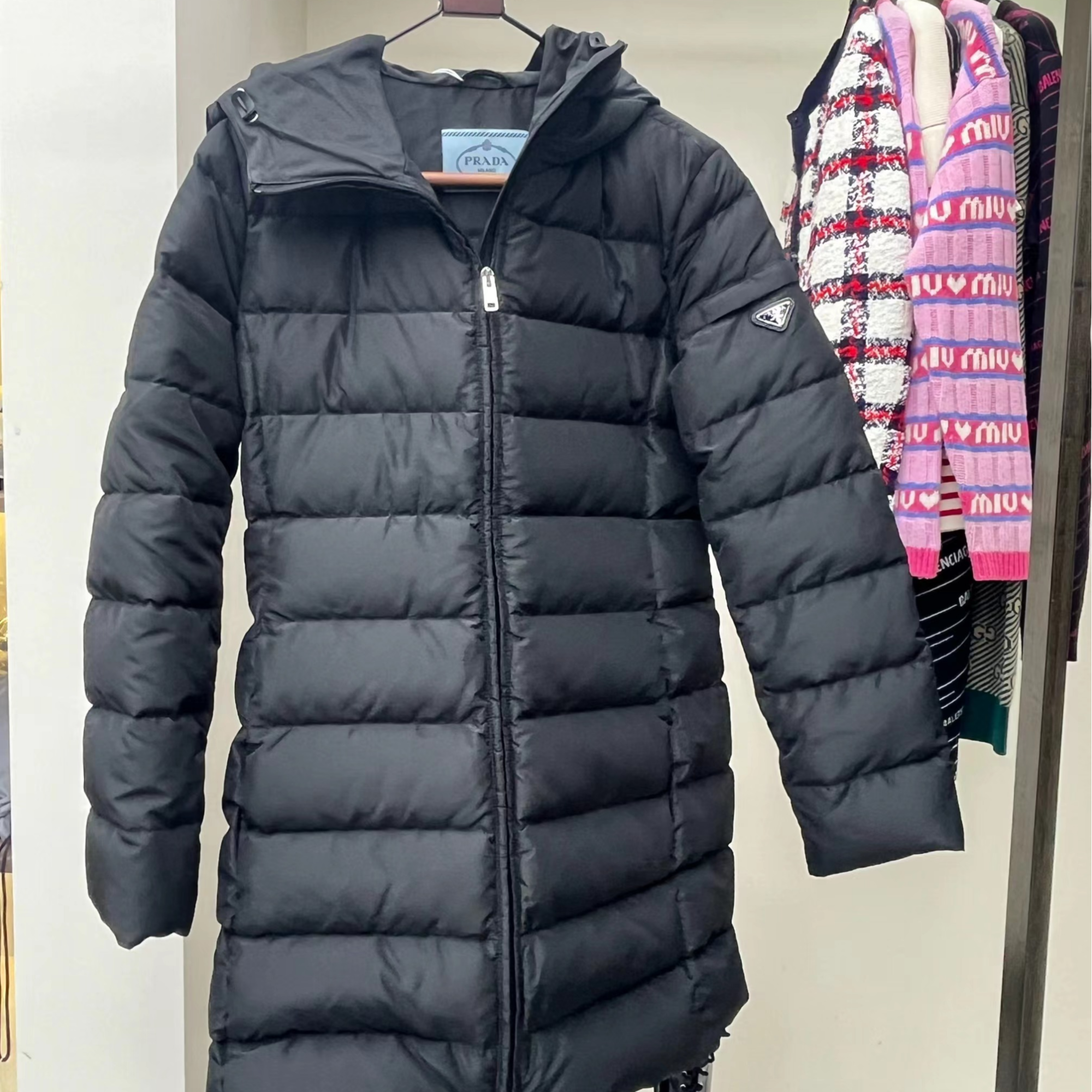 全新未使用  Prada 徽标拉链连帽鹅绒服 黑色 公价26300 40码
