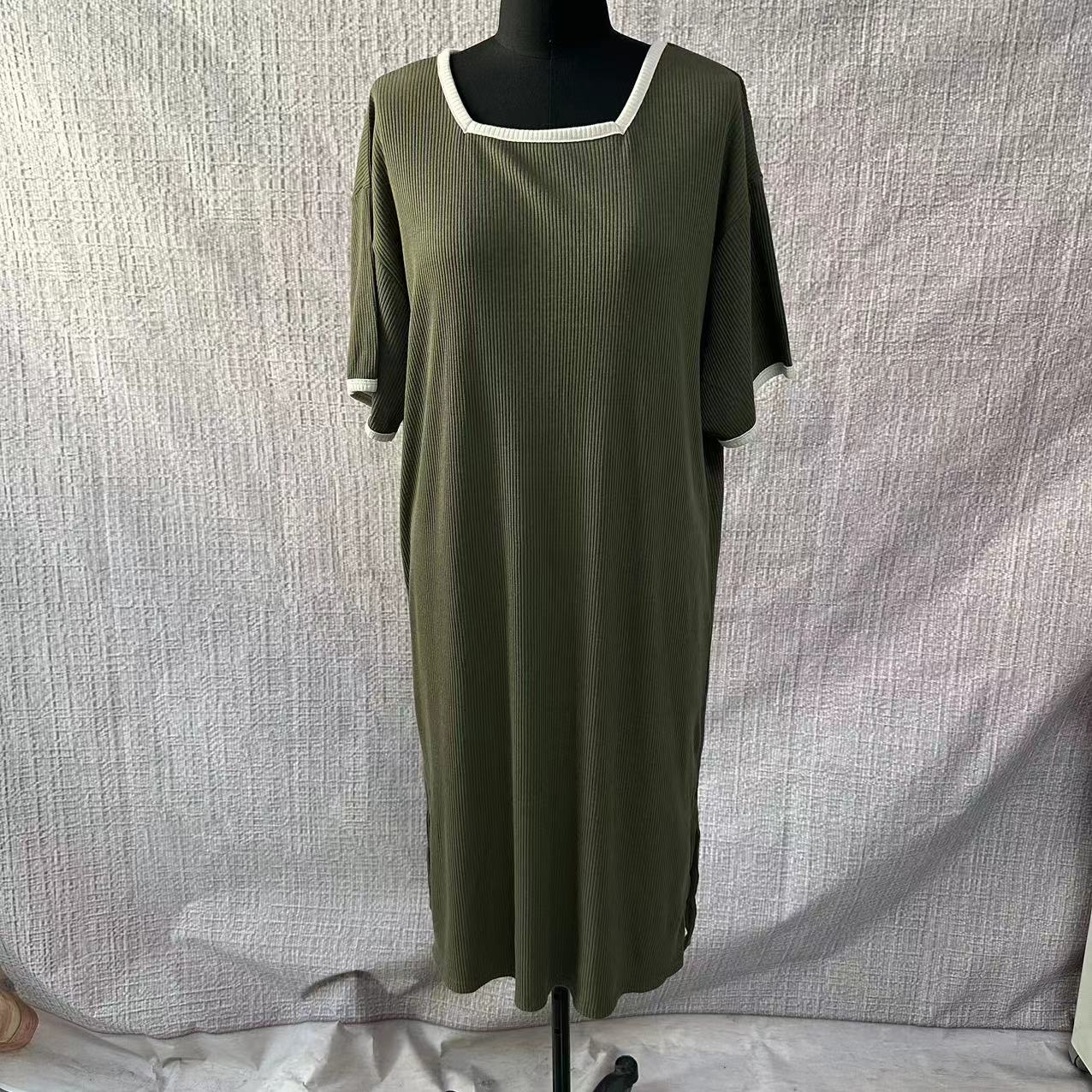 1338日单宽松设计款领口短袖下摆开叉中长款连衣裙