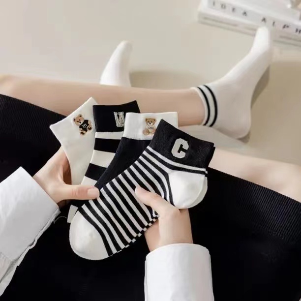 舒适透气运动字母袜一双