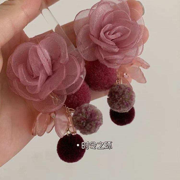 合金布艺耳饰 秋冬小众设计感鬓边海棠花朵毛球耳环耳饰高级耳钉