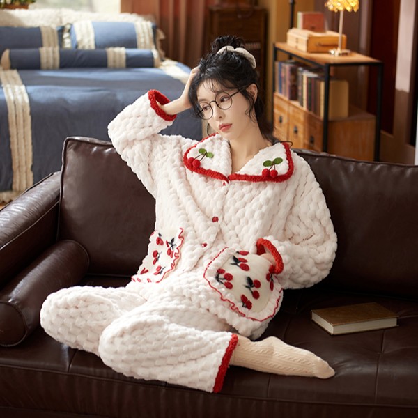 2022女冬季新款小樱桃加绒保暖睡衣家居服F-0378