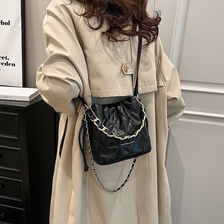 网红链条包小众小方包毛绒包包镭射包水桶包女包抽带爆款斜挎包