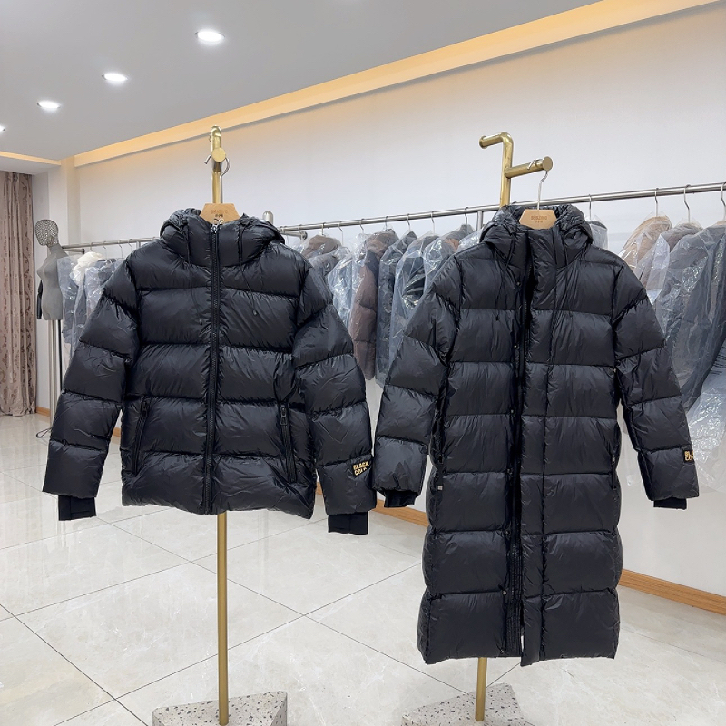 可爱毛绒黑金羽绒服